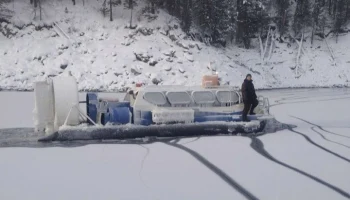 Мужчина застрял на льду Красноярского водохранилища