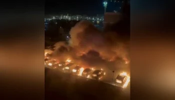 Более 20 машин сгорели на стоянке во Владивостоке