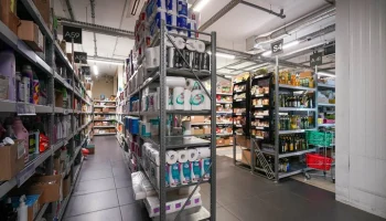 "Ведомости": в РФ ретейлеры просят приравнять к рознице продажу продуктов на маркетплейсах