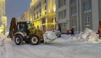 Городские службы продолжают ликвидировать последствия мощного снегопада