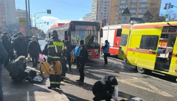 11 человек пострадали при наезде автомобиля на остановку в Казани