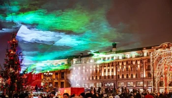 На Манежной площади в честь китайского Нового года показывают северное сияние