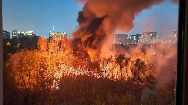 Пожар произошел в ангаре на северо-востоке Москвы Пожар произошел в ангаре на северо-востоке Москвы