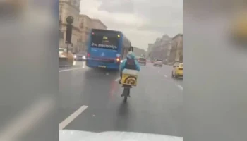 В Москве заблокировали аккаунт курьера за езду по автомагистрали