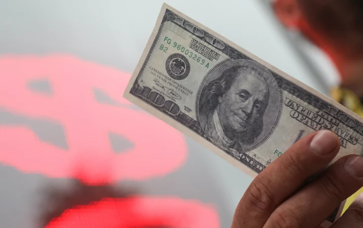 Центробанк РФ понизил курсы доллара и евро почти на два рубля Центробанк РФ понизил курсы доллара и евро почти на два рубля