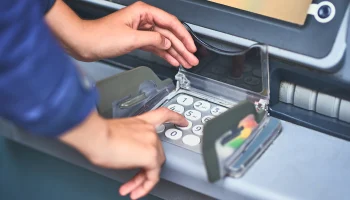 Российские банки стали блокировать снятие крупных сумм наличных через банкомат