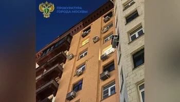 Ребенок погиб, выпав из окна дома на Комсомольском проспекте в Москве