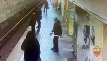 Сломавшему нос девушке в столичном метро мужчине предъявили обвинение
