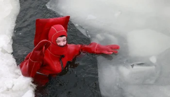 Мороз и солнце, день чудесный для купания во льдах