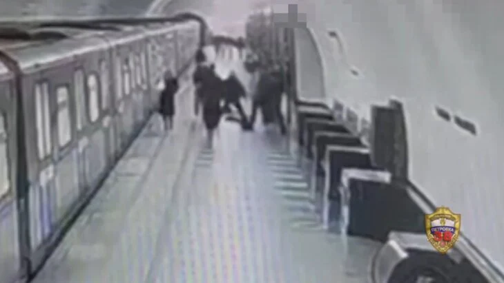 Трое мужчин избили пассажира на станции метро "Площадь Революции" Трое мужчин избили пассажира на станции метро "Площадь Революции"