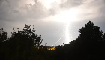 Пляжи закрыты, самолеты задерживают: что происходит в Сочи из-за разгула стихии