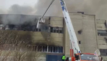 Пожарные локализовали пожар в здании склада в Новосибирске