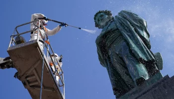 Свыше 1,1 тысячи памятников промоют в столице до конца апреля