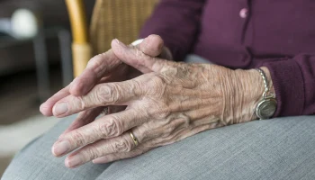 В Совфеде предложили проверять дееспособность продавцов квартир старше 60 лет