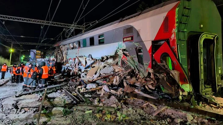 Задержан машинист грузового поезда, столкнувшегося с пассажирским под Мурманском Задержан машинист грузового поезда, столкнувшегося с пассажирским под Мурманском