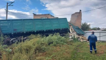 В Оренбуржье частично разрушено здание станции из-за схода грузовых вагонов с рельсов