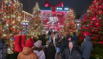 Километры ярких гирлянд: самые оригинальные и красиво украшенные площадки столицы