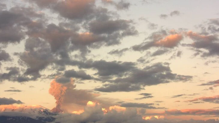 Вулкан на Камчатке выбросил пепел на высоту 11 км Вулкан на Камчатке выбросил пепел на высоту 11 км