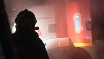 Пожар разгорелся в жилом доме во Владимире после попадания БПЛА Пожар разгорелся в жилом доме во Владимире после попадания БПЛА