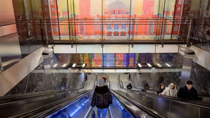 Пассажиры на станции метро «Петровский парк»