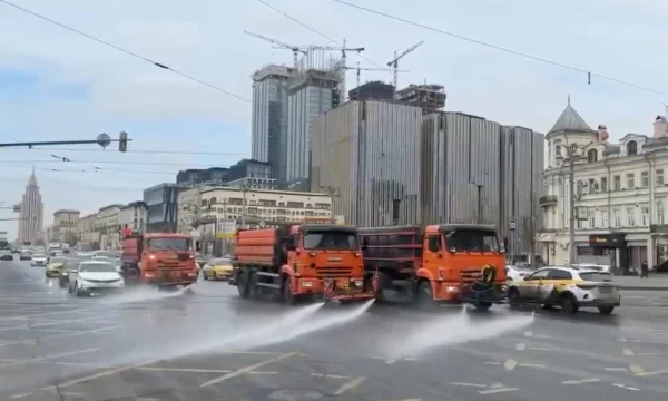 В Москве приступили к первой в этом году промывке дорог и тротуаров после зимы В Москве приступили к первой в этом году промывке дорог и тротуаров после зимы