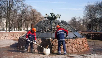 Фонтан в Репинском сквере Москвы промыли после зимы