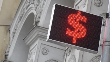 Внебиржевой курс доллара превысил 82 рубля