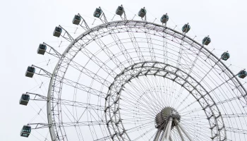 Колесо обозрения &laquo;Солнце Москвы&raquo; приостановило работу из-за непогоды