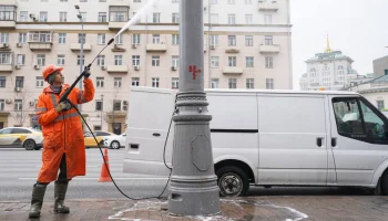 Более 720 тысяч элементов наружного освещения промоют в рамках весенней уборки в Москве
