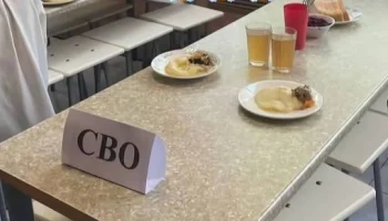 Директора школы в Азове уволили после скандала с разделяющими детей табличками