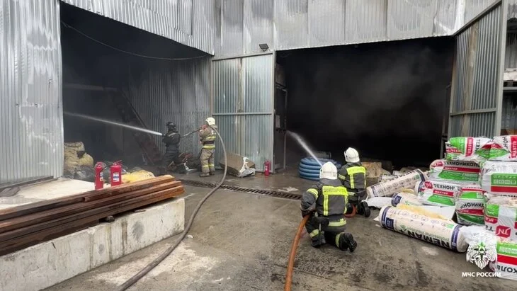 Пожар на складах в Приморском крае локализован Пожар на складах в Приморском крае локализован