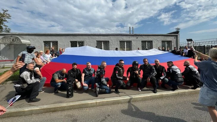 В ЮАО байкеры устроили "МотоКосмоПробег" ко Дню российского флага В ЮАО байкеры устроили "МотоКосмоПробег" ко Дню российского флага