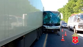 Трое детей пострадали в аварии с автобусом в Кемеровской области