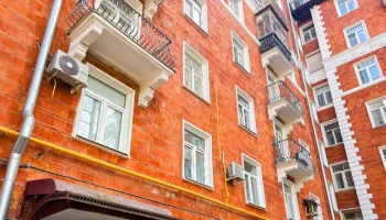 Капремонт возведенного в стиле советской неоклассики дома проходит на улице Строителей Капремонт возведенного в стиле советской неоклассики дома проходит на улице Строителей
