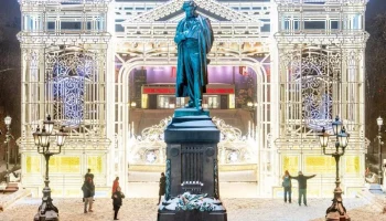 Восемь световых арок установили в центре Москвы в преддверии Нового года