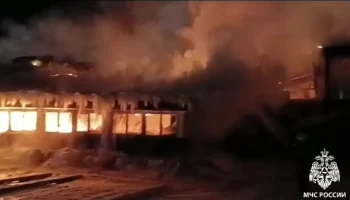 Цех лесопромышленного комплекса загорелся на 2 тыс "квадратов" в Иркутской области