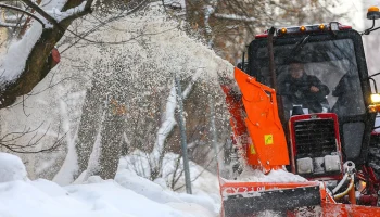Городские службы продолжают круглосуточно ликвидировать последствия мощного снегопада