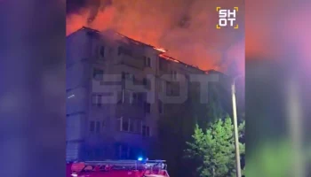 Двести человек эвакуировались из горящего дома в Красноярском крае