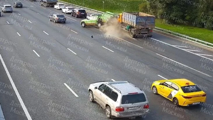 Грузовик врезался в колонну автомобилей на 45-ом км МКАД Грузовик врезался в колонну автомобилей на 45-ом км МКАД