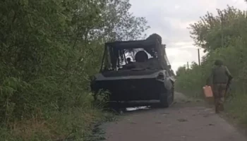 Солдат РФ сжег заглохшую украинскую БМП-1 канистрой с бензином в Курской области
