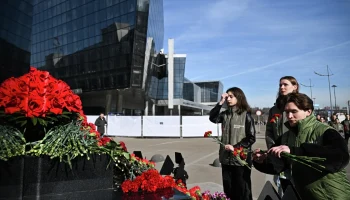 Цветы несут к мемориалу в память о жертвах теракта в «Крокусе» в годовщину трагедии Цветы несут к мемориалу в память о жертвах теракта в «Крокусе» в годовщину трагедии