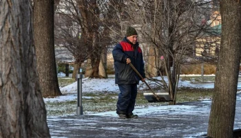 В Москве приступили к ворошению снега