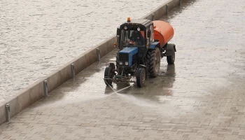 Промывку дорог и тротуаров со специальным шампунем проводят в Москве