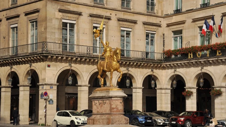 Житель Парижа отломал и похитил меч конного памятника Жанне д'Арк