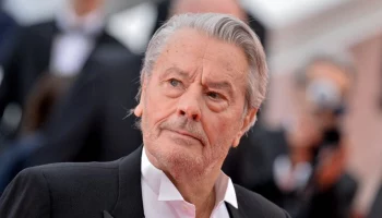 Москвичи несут цветы к посольству Франции в память об Алене Делоне