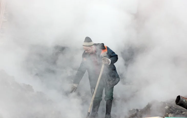 Городские службы ликвидируют вытекание воды на проезжую часть на востоке Москвы