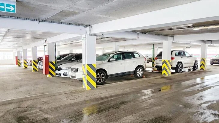 Город выставил на торги более 100 машино-мест на западе Москвы