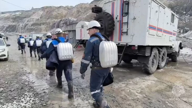 Спасательную операцию по поиску 13 горняков на руднике "Пионер" прекратили