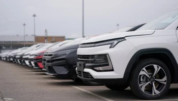 Минпромторг не исключил появления требования ставить российскую ОС в автомобили