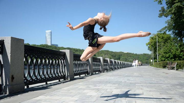 Юная гимнастка Александра Емельянова из СДЮШОР «Крылья Советов» тренируется на Лужнецкой набережной. Недавно ее привели в порядок в соответствии с программой реконструкции набережных столицы / Фото: Пелагия Замятина / Вечерняя Москва